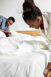 Una almohada adecuada puede ayudar a mantener la alineación de la columna vertebral durante la noche